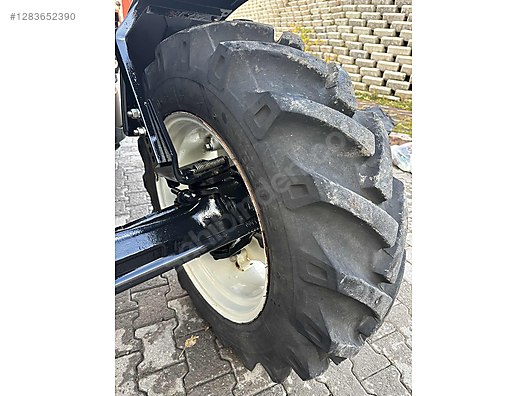 Machinery / Agricultural Machines / Tractors / New Holland / TD90D