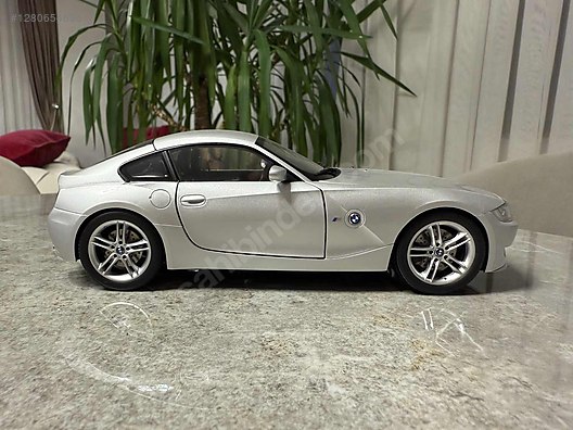 Kyosho Diecast Model 1:18 BMW Araba - 1280654696