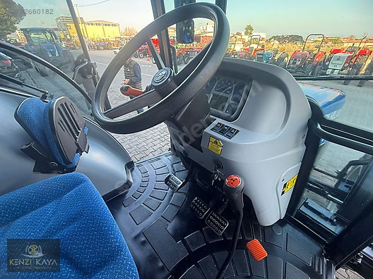 Machinery / Agricultural Machines / Tractors / New Holland / TD90D