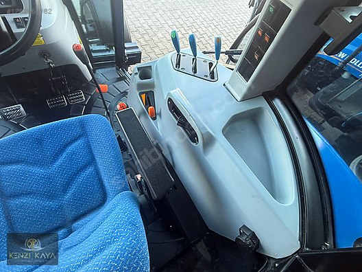 Machinery / Agricultural Machines / Tractors / New Holland / TD90D