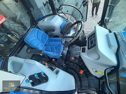 Machinery / Agricultural Machines / Tractors / New Holland / TD90D