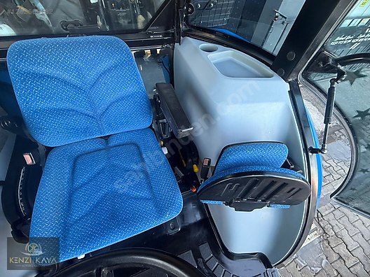 Machinery / Agricultural Machines / Tractors / New Holland / TD90D