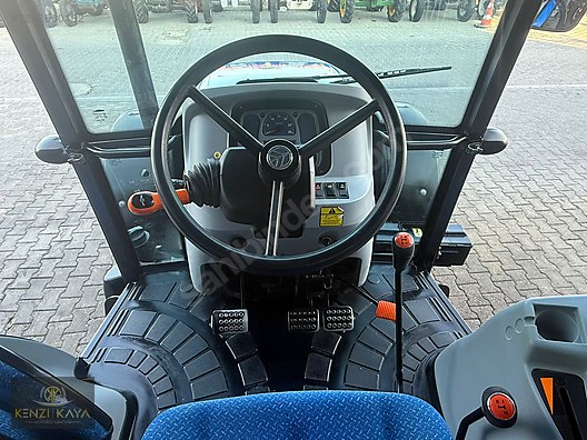 Machinery / Agricultural Machines / Tractors / New Holland / TD90D