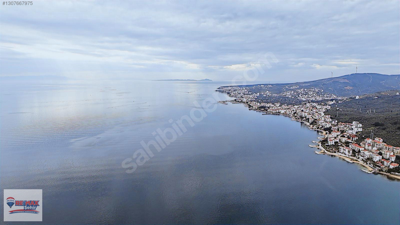 Armutlu'da Satılık Deniz Manzaralı, Plajın Dibinde 2+1 Daire