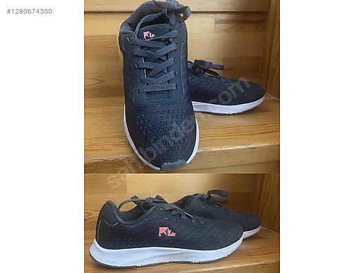 Used & Brand New Items / Clothing & Accessories / Women / Shoes / Sneakers