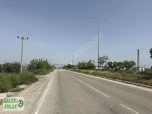 EMLAK 79 DAN GÜMRÜK YOLUNDA ASVALT ÜSTÜ 3 CEPHELİ VİLLALIK ARAZİ #1246680111