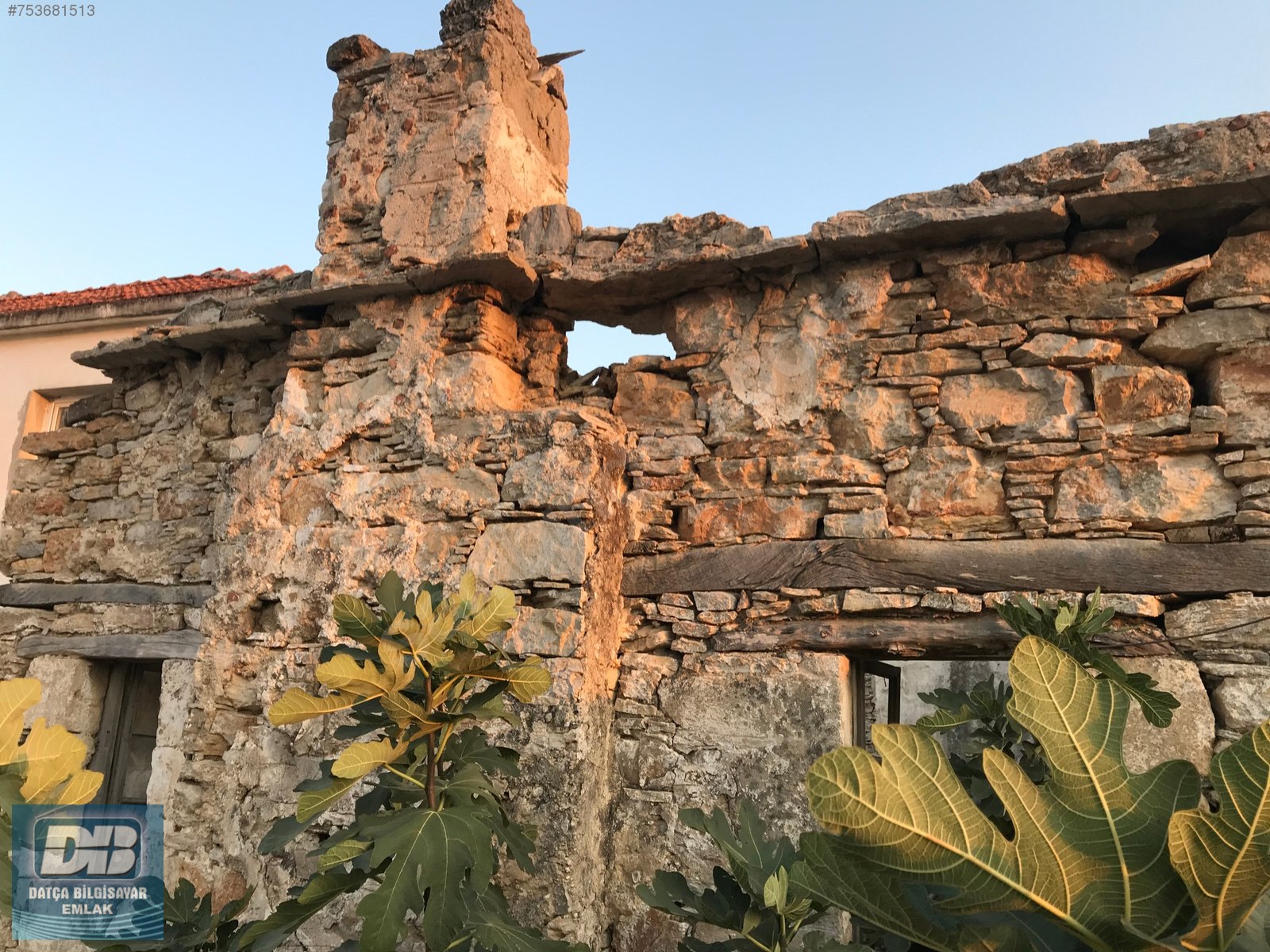 DATÇA BİLGİSAYAR EMLAKTAN KÖY İÇİNDE SATILIK 2 KARGIR EV VE ARSA