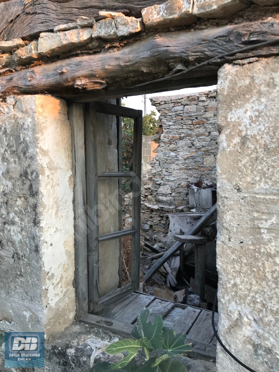 DATÇA BİLGİSAYAR EMLAKTAN KÖY İÇİNDE SATILIK 2 KARGIR EV VE ARSA