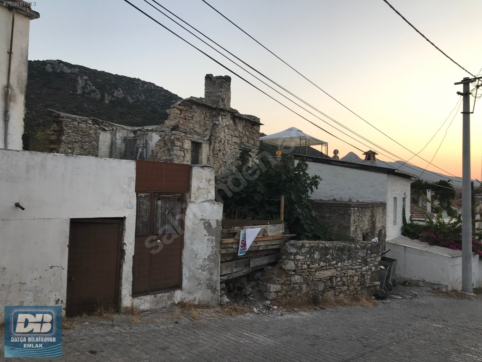 DATÇA BİLGİSAYAR EMLAKTAN KÖY İÇİNDE SATILIK 2 KARGIR EV VE ARSA