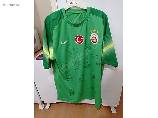 tum takim imzali muslera formasi koleksiyonluk imzali urunler sahibinden com da 887685151