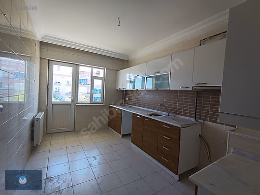 MAVİ KENT'DEN KOSOVADA SATILIK 3+1 ARA KAT GENİŞ DAİRE #1270688096