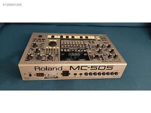 Roland MC-505 Synthesiser Groovebox Drum Machine Sequencer
