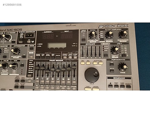 Roland MC-505 Synthesiser Groovebox Drum Machine Sequencer