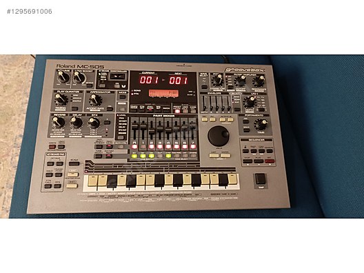 Roland MC-505 Synthesiser Groovebox Drum Machine Sequencer