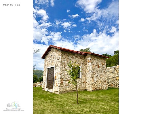 YalıÇiftlik�te 1511 m2 bahçe içinde,Misafir Evli,Müstakil Taş Ev
