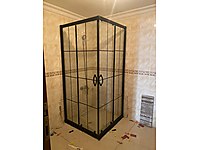 KARE 90*90 H.190 SAİYAH PROFİL SİYAH ÇİZGİLİ ŞEFFAF TEMPERLİ CAM