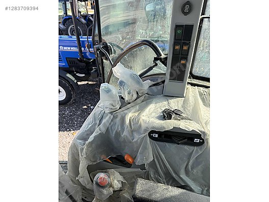 Machinery / Agricultural Machines / Tractors / New Holland / TD90D