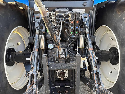 Machinery / Agricultural Machines / Tractors / New Holland / TR6.140