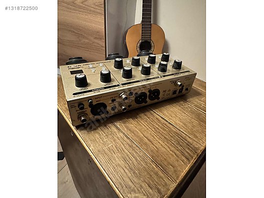 BOSS VE-8 Acoustic Singer - Vokal, gitar ve loop pedalı