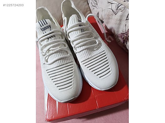 Used & Brand New Items / Clothing & Accessories / Women / Shoes / Sneakers