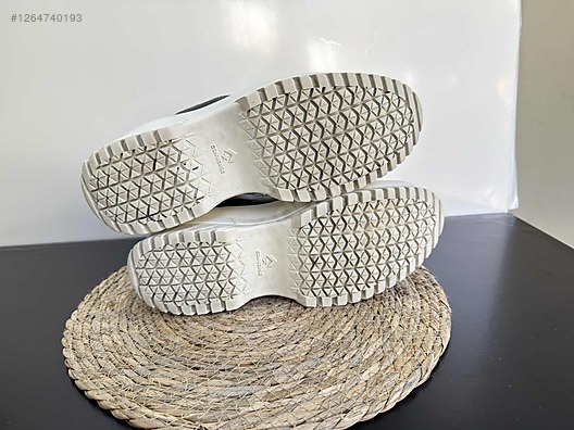 Used & Brand New Items / Clothing & Accessories / Women / Shoes / Sneakers