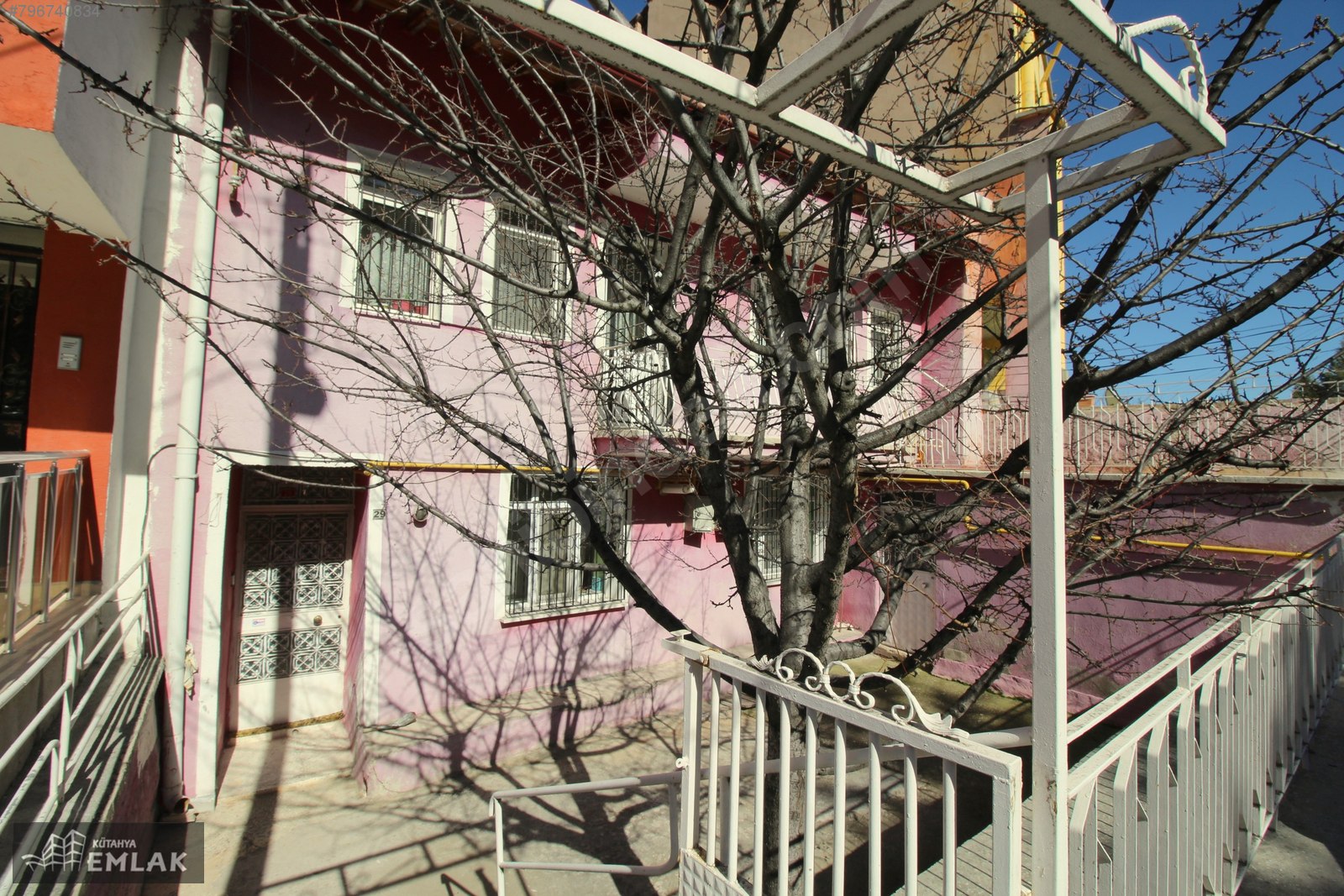Emlak Ofisinden Satılık 3+1, 330 m² Müstakil Ev 300.000 TL�ye