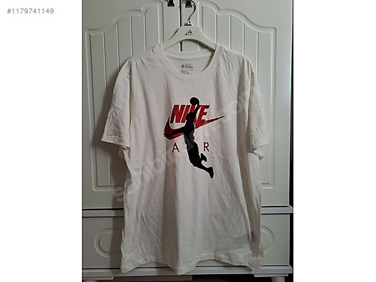 Nike t shirt streetwear hotsell