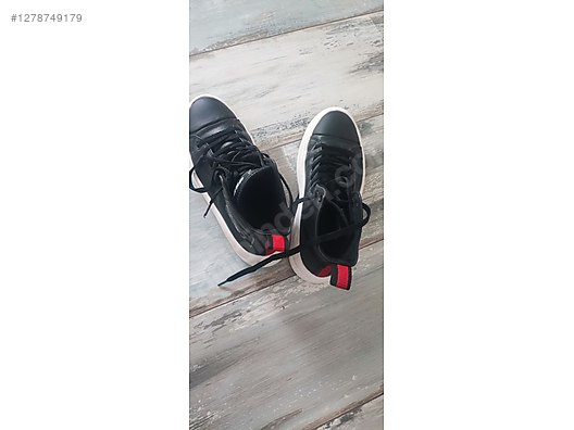 Used & Brand New Items / Clothing & Accessories / Women / Shoes / Sneakers