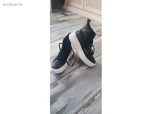 Used & Brand New Items / Clothing & Accessories / Women / Shoes / Sneakers