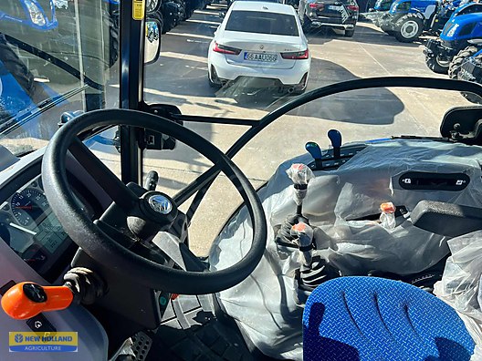 Machinery / Agricultural Machines / Tractors / New Holland / T4.75S