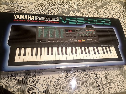 Yamaha VSS-200 8 bit stereo sampling FM synthesizer vintage at