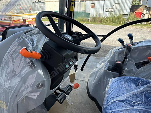 Machinery / Agricultural Machines / Tractors / New Holland / T4.60S