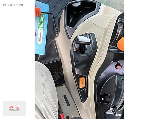 Machinery / Agricultural Machines / Tractors / Massey Ferguson / 5711 M