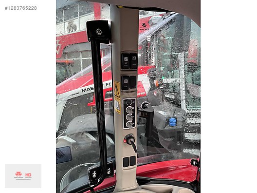 Machinery / Agricultural Machines / Tractors / Massey Ferguson / 5711 M