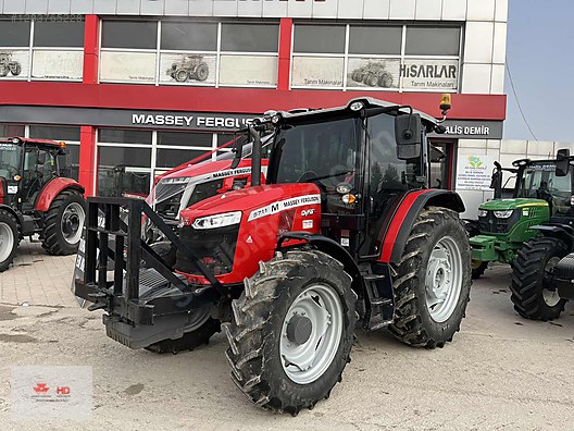 Machinery / Agricultural Machines / Tractors / Massey Ferguson / 5711 M