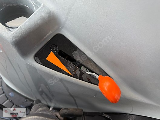 Machinery / Agricultural Machines / Tractors / New Holland / TD5.80