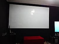 DUVARA KENDİLİĞİNDEN TUTUNAN PROJEKSİYON PERDESİ 270X150CM 16:9