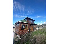 Ahşap iki katlı ev