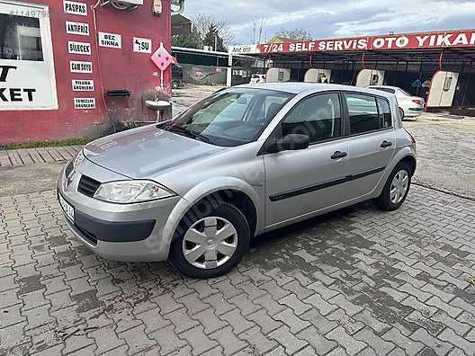 Archivo:Renault Mégane II Phase I Viertürer 1.4 16V Authentique