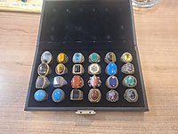 31 Adet Taşlı Yüzük + Tesbih + Yüzük Ölçme Çubuğu + 2 Adet Kutu