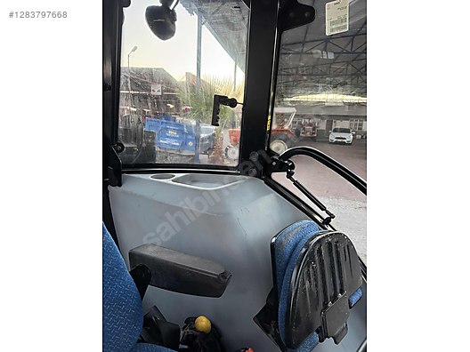 Machinery / Agricultural Machines / Tractors / New Holland / TD90D