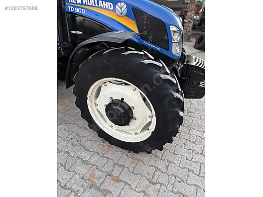 Machinery / Agricultural Machines / Tractors / New Holland / TD90D