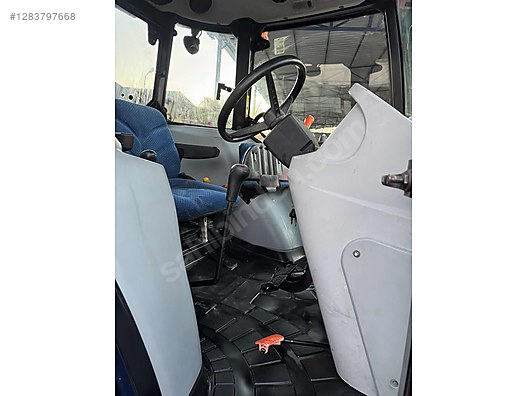 Machinery / Agricultural Machines / Tractors / New Holland / TD90D