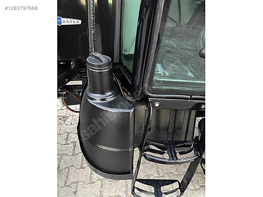 Machinery / Agricultural Machines / Tractors / New Holland / TD90D