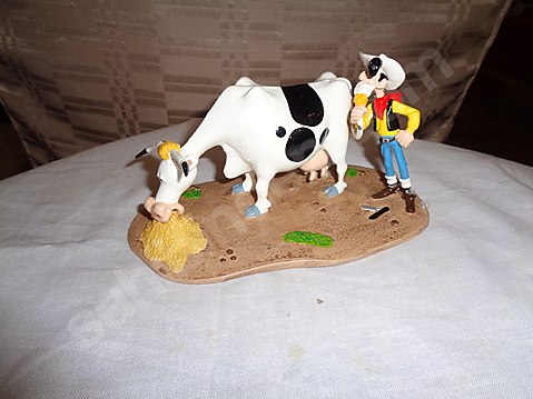 Pixi Red Kit İneği Seviyor