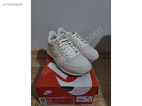 Nike internationalist 5.5 store