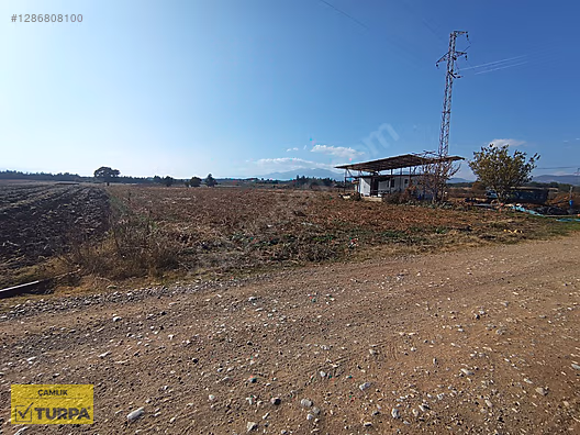 AKALAN'DA EVİ, ELEKTRİĞİ VE SUYU OLAN SATILIK 7.361m2 TARLA #1286808100