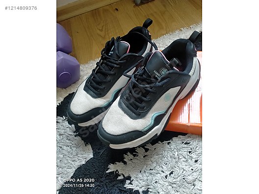 Used & Brand New Items / Clothing & Accessories / Women / Shoes / Sneakers