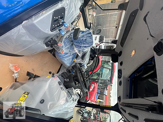 Machinery / Agricultural Machines / Tractors / New Holland / T4.60S