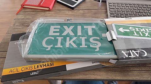 Sıfır ışıklı acil çıkış levhası